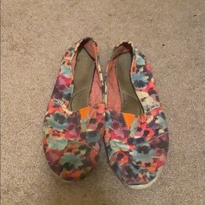 Toms Hawaiian floral shoes